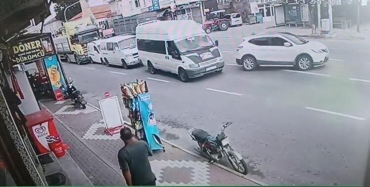 Nevşehir’de meydana gelen zincirleme trafik kazası, bir tır sürücüsünün önünde