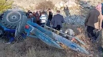 Niğde’de seyir halindeyken kontrolü kaybederek devrilen bir traktörün sürücüsü ağır