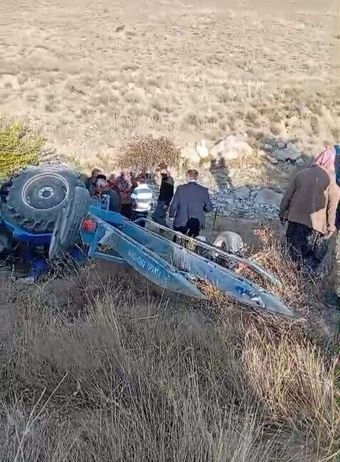 Niğde’de seyir halindeyken kontrolü kaybederek devrilen bir traktörün sürücüsü ağır
