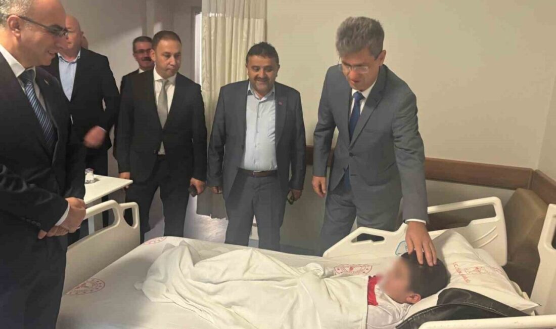 Giresun’un Görele ilçesinde öğrenci servisi ile otomobilin çarpışması sonucu yan