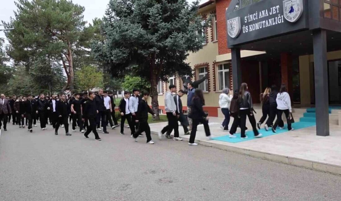 Samsun ve Amasya illerinde öğrenim gören gençler, Hava Kuvvetleri Komutanlığı’na