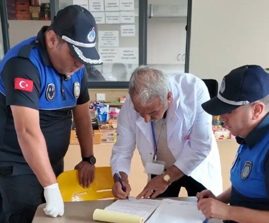 Kilis Belediyesi Zabıta Müdürlüğü ekipleri, okul kantinlerinde yapılan denetimlerde ürünlerin