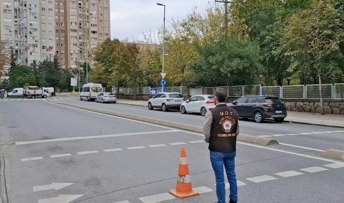 İstanbul Emniyet Müdürlüğü ekipleri, öğrencilerin eğitim gördüğü okul çevrelerindeki güveni