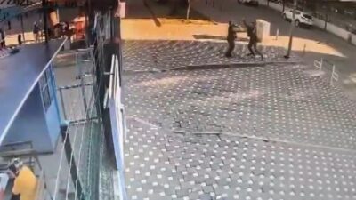 Ödemiş ilçesinde bulunan bir ilkokulun önünde görevli bekçi, bekleyen bir