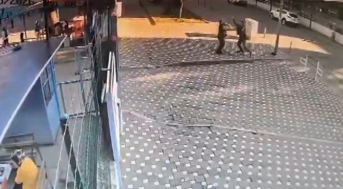 Ödemiş ilçesinde bulunan bir ilkokulun önünde görevli bekçi, bekleyen bir