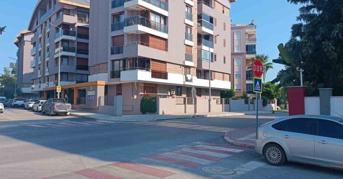 Konyaaltı ilçesinde meydana gelen kaza, okul servisinden inen 13 yaşındaki