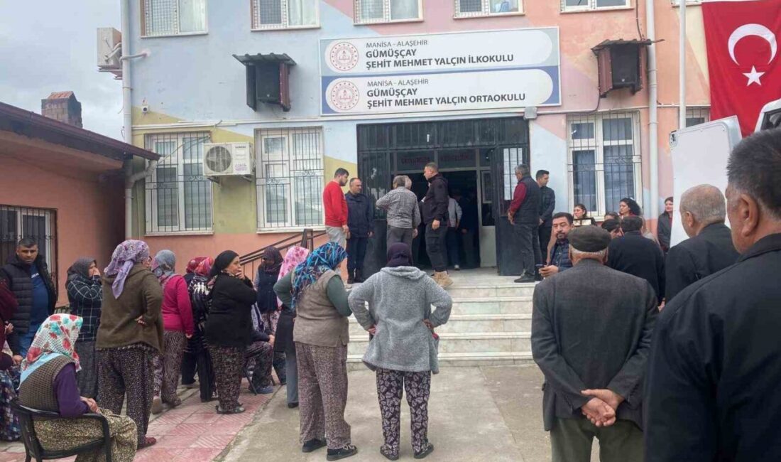 Manisa’nın Alaşehir ilçesinde yaklaşık 20 yıldır görev yaptığı ilkokulda öğretmenler