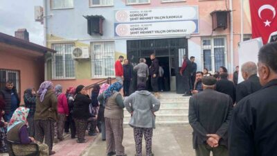 Manisa’nın Alaşehir ilçesinde yaklaşık 20 yıldır görev yaptığı ilkokulda öğretmenler