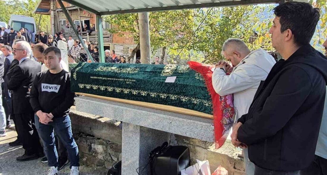 Başakşehir ilçesindeki bir okulda gerçekleşen bıçaklı saldırıda ağır yaralanan ve