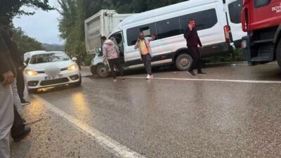 Ordu’da meydana gelen trafik kazasında, bir yolcu minibüsü ile kamyon