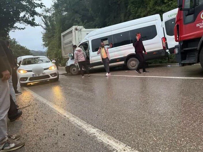 Ordu’da meydana gelen trafik kazasında, bir yolcu minibüsü ile kamyon
