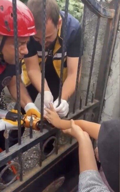 Osmaniye’de bir çocuğun evin dış kapısındaki demir korkuluğa parmağı saplanarak