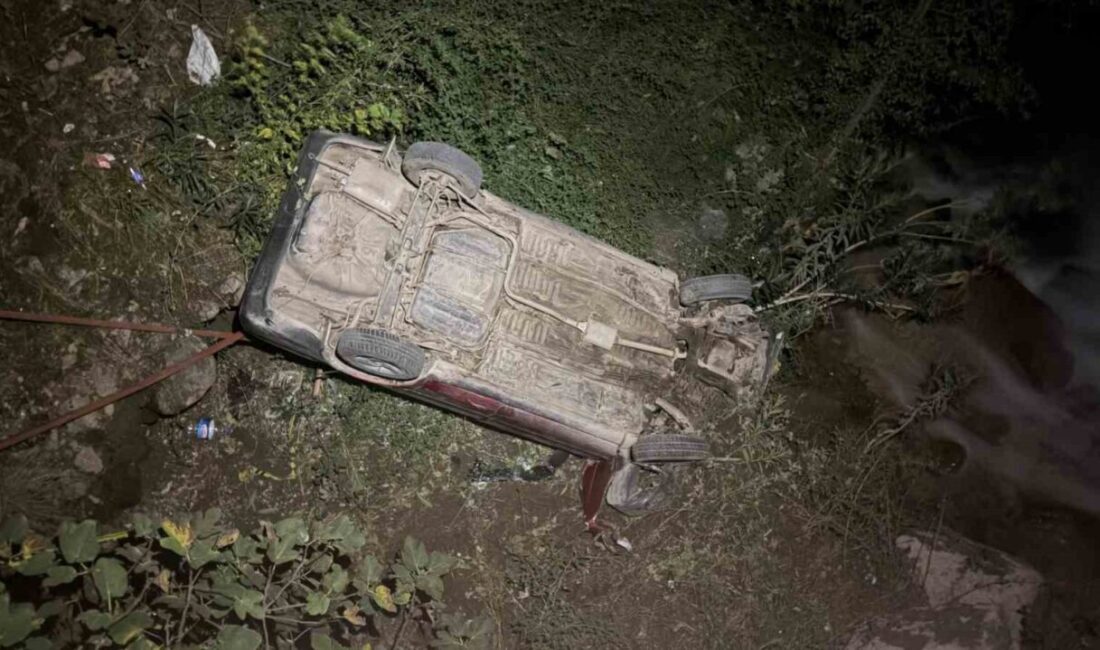 Osmaniye’de meydana gelen trafik kazasında, bir otomobil köprü korkuluklarını kırarak