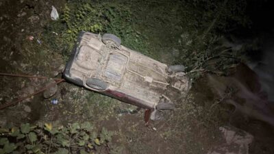 Osmaniye’de meydana gelen trafik kazasında, bir otomobil köprü korkuluklarını kırarak