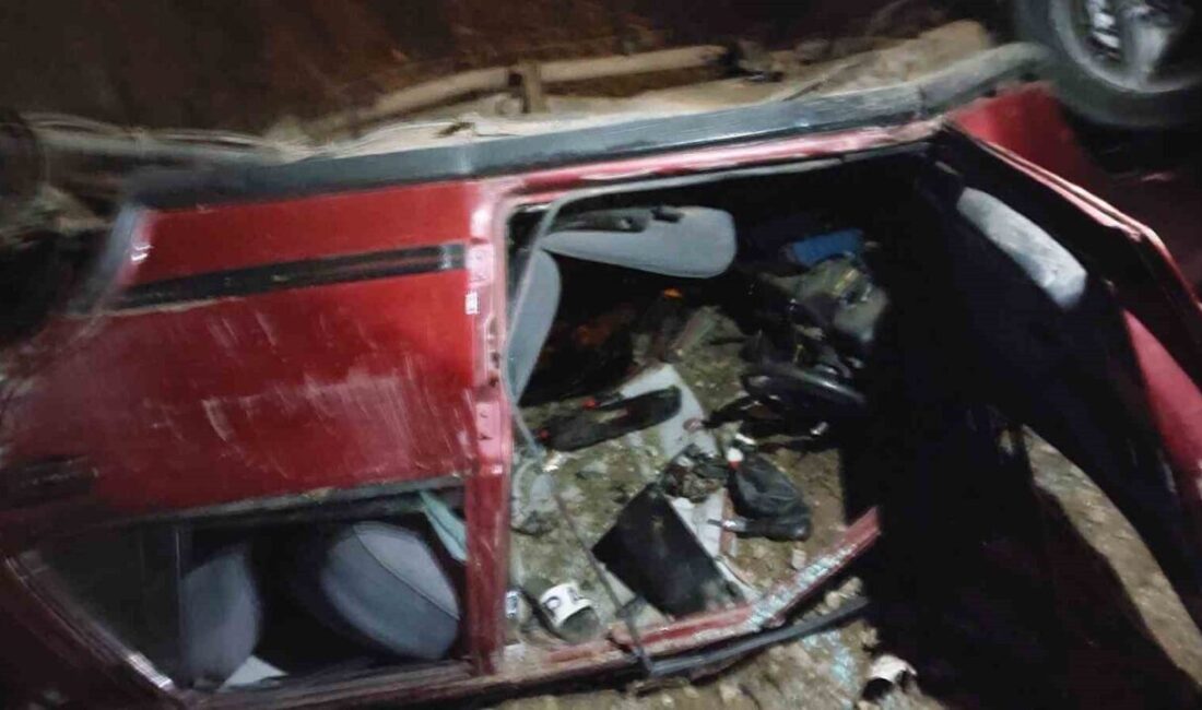 Osmaniye’nin Düziçi ilçesinde devam eden köprünün inşaatı sırasında bir otomobilin