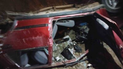 Osmaniye’nin Düziçi ilçesinde devam eden köprünün inşaatı sırasında bir otomobilin