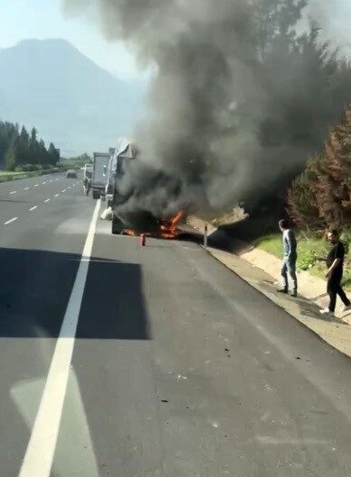 Osmaniye’de seyir halindeyken yangın çıkan yem yüklü tırın sürücüsü, alevleri