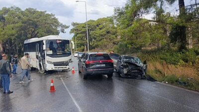 Antalya’da otomobil ile servis midibüsünün çarpışması sonucu meydana gelen kazada