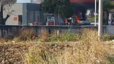 İzmir’in Kınık ilçesinde, bir akaryakıt istasyonunun pompasına çarpan bir otomobilde