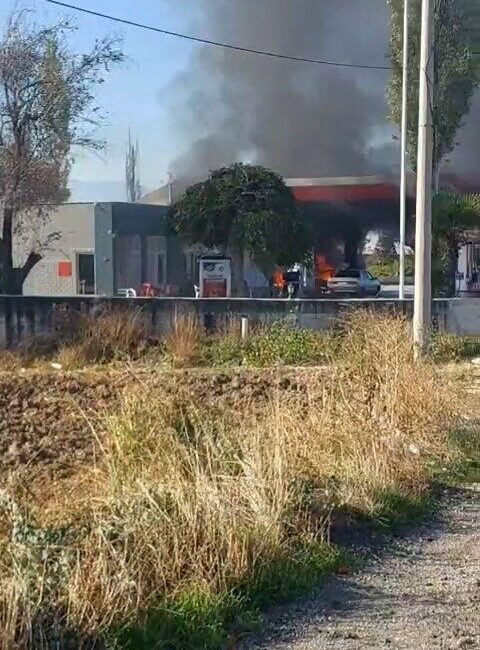 İzmir’in Kınık ilçesinde, bir akaryakıt istasyonunun pompasına çarpan bir otomobilde