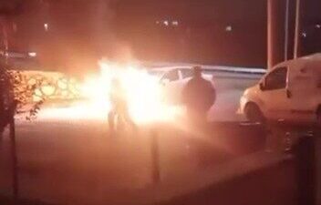 Kocaeli’nin Körfez ilçesinde alevlere teslim olan otomobil itfaiye ekipleri tarafından