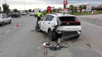 Manavgat ilçesinde meydana gelen trafik kazasında, kapalı kasa kamyonet ile