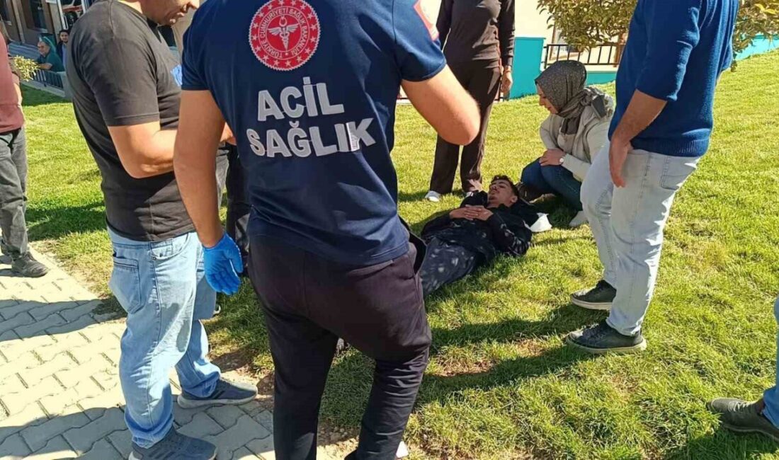 Besni ilçesinde meydana gelen trafik kazasında, motosiklet ile otomobil çarpıştı