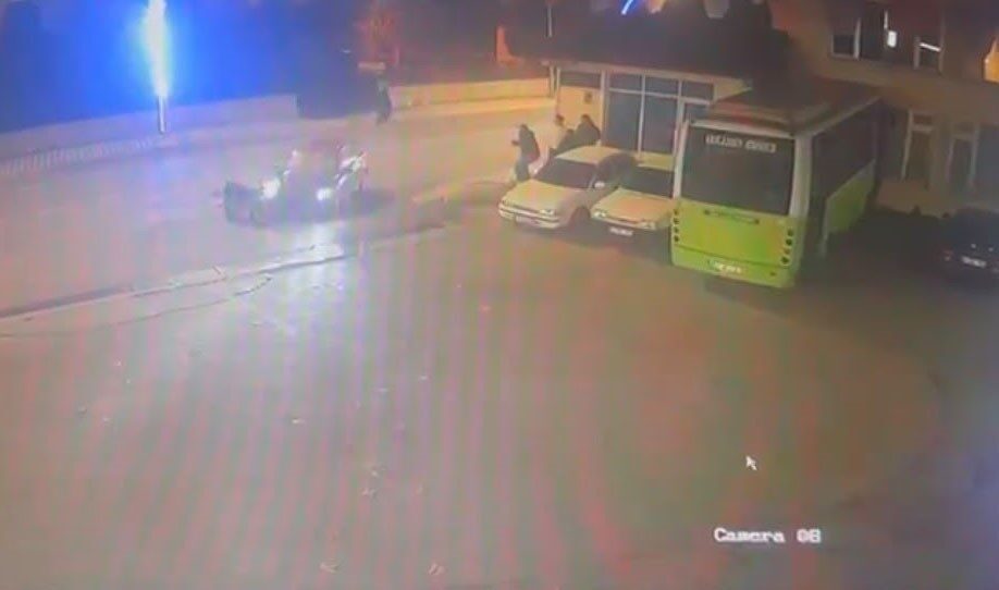 Kocaeli’nin Kartepe ilçesinde otomobille çarpışan motosikletin sürücüsünün havaya savrularak yere