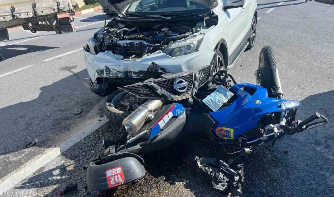 Antalya’nın Manavgat ilçesinde otomobilin jandarma motosikletine ve bir başka otomobile