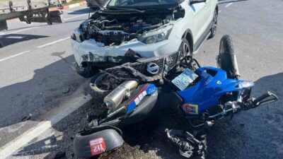Antalya’nın Manavgat ilçesinde otomobilin jandarma motosikletine ve bir başka otomobile