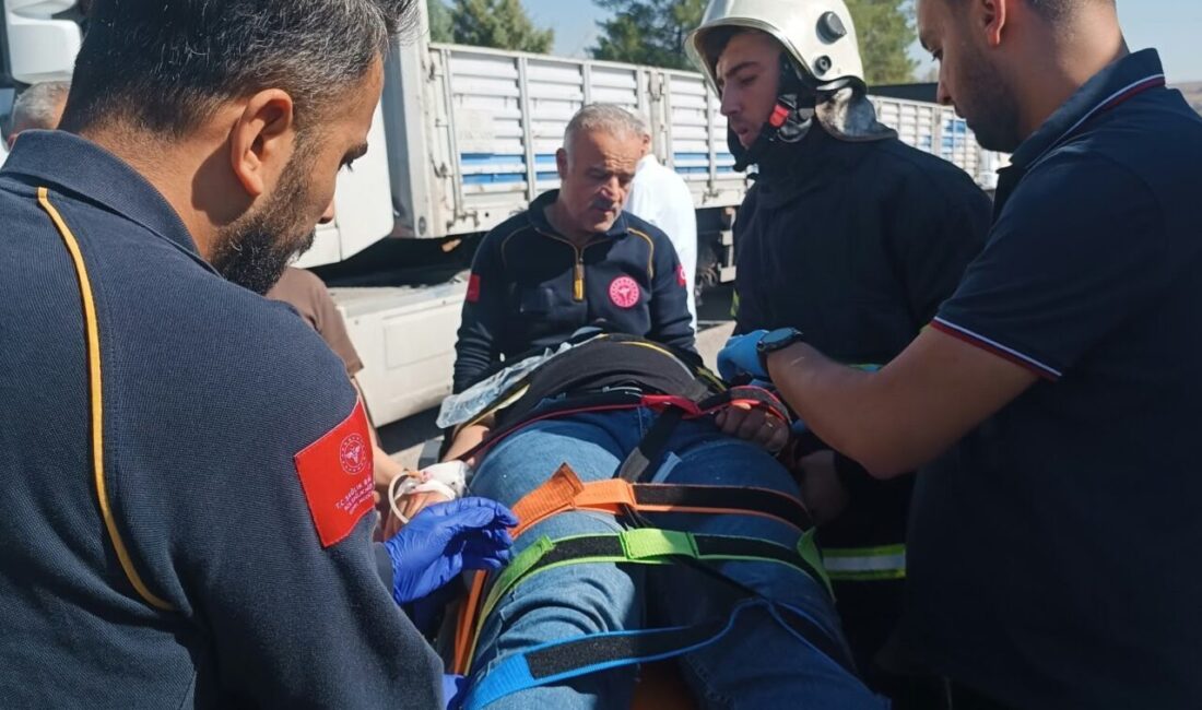 Kahta ilçesinde meydana gelen trafik kazasında, otomobilin kamyona arkadan çarpması