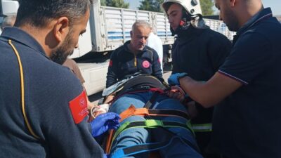 Kahta ilçesinde meydana gelen trafik kazasında, otomobilin kamyona arkadan çarpması