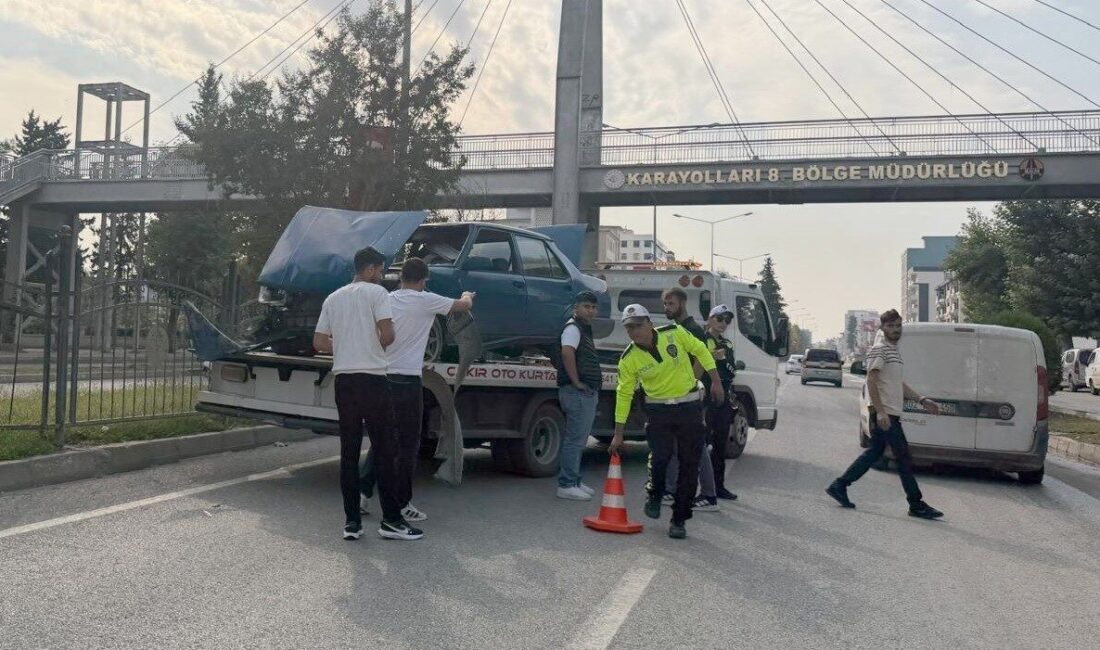 Adıyaman’da bir sürücü, aracın direksiyon hakimiyetini kaybederek refüje çıkarak durabildi.