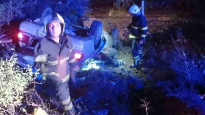 Adıyaman’ın Kahta ilçesinde meydana gelen trafik kazasında otomobilin şarampole yuvarlanması