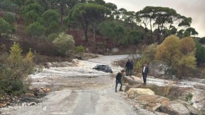 Aydın’ın Koçarlı ilçesinde, sağanak yağışla birlikte Sarıçay Deresi’nin taşması sonucu