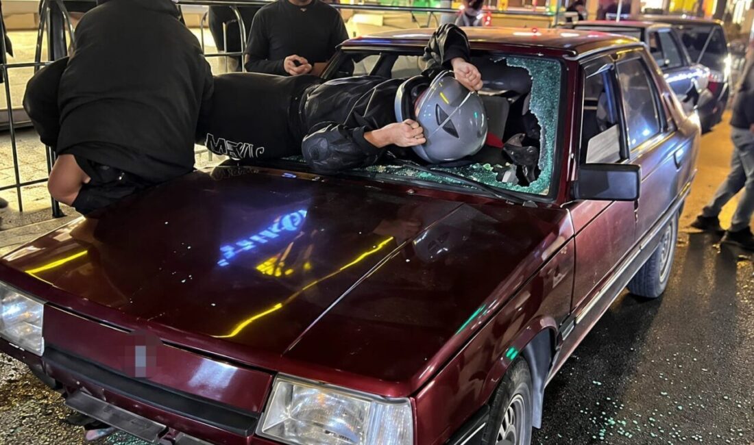 Düzce’de otomobile çarpan motosiklet sürücüsü, ön camdan otomobilin içerisine girerek