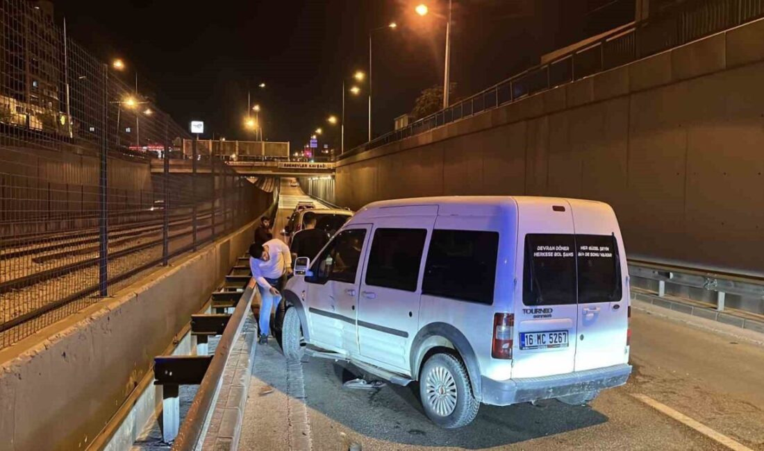 Bursa’da meydana gelen trafik kazasında motosiklet sürücüsü otomobile çarparak yaralandı.