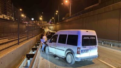 Bursa’da meydana gelen trafik kazasında motosiklet sürücüsü otomobile çarparak yaralandı.