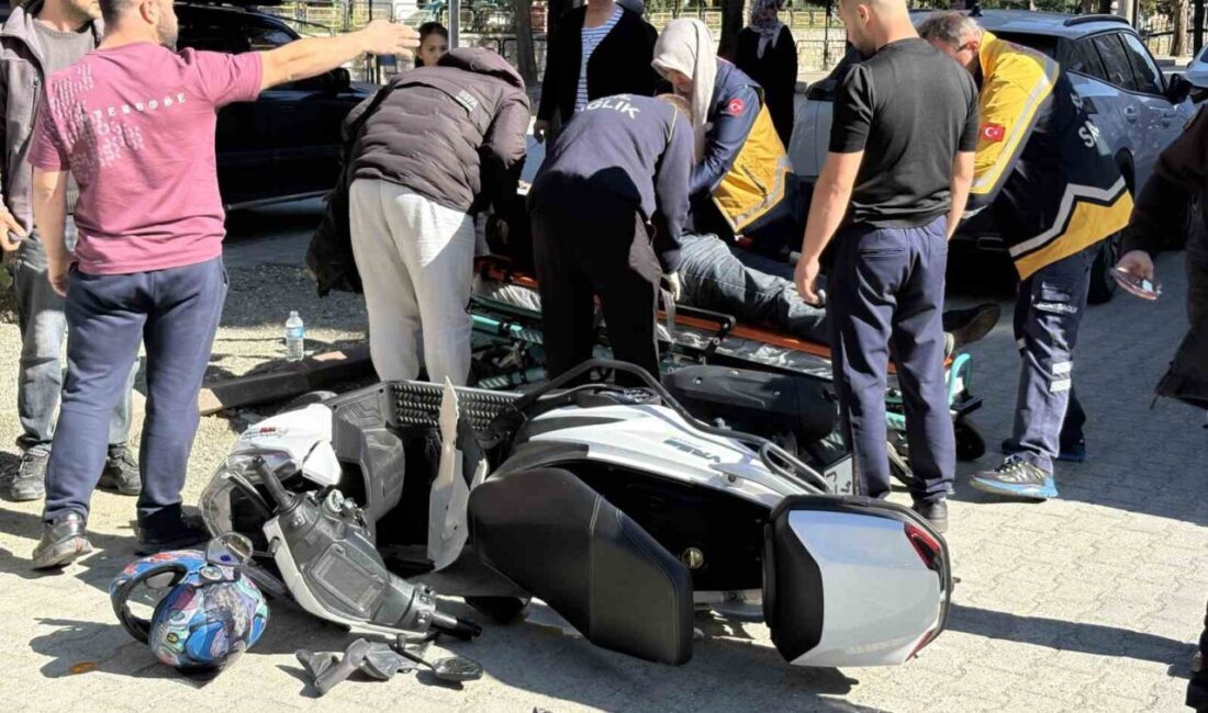 Tosya ilçesinde meydana gelen trafik kazasında, motosiklet ile otomobil çarpıştı