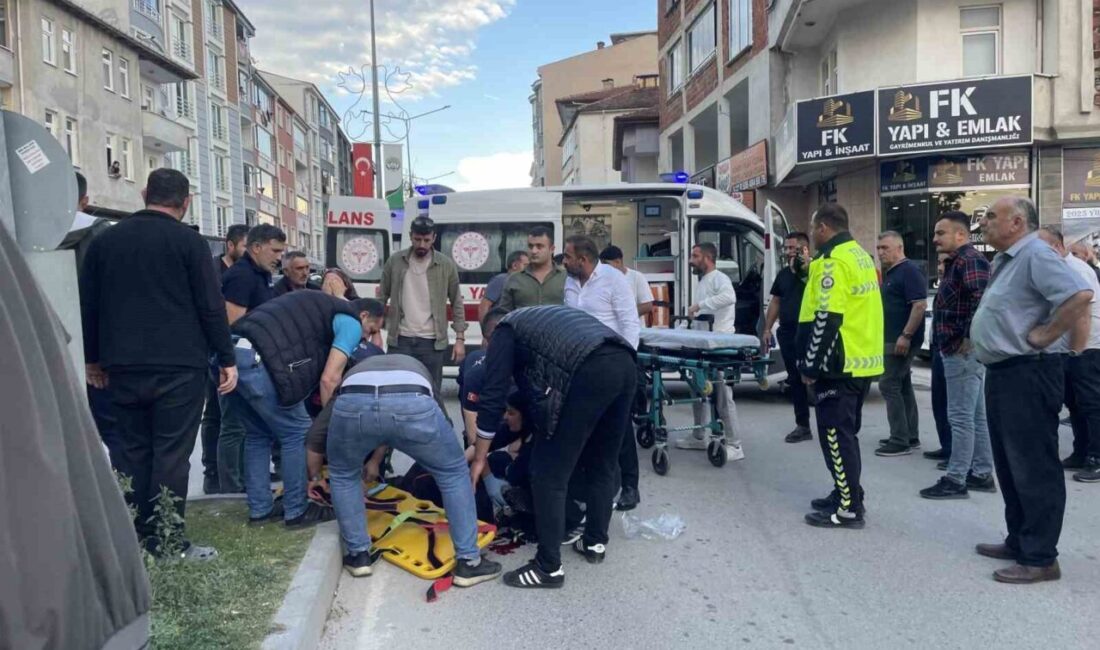 Kavak ilçesinde bir kadın, Adnan Menderes Caddesi’nde yolun karşısına geçmeye