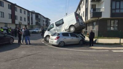 Düzce’de otomobilin çarptığı minibüs, park halindeki aracın üzerine çıktı. Kazada