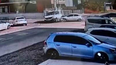 Düzce’de otomobilin çarptığı minibüsün park halindeki aracın üzerine çıktığı kazanın