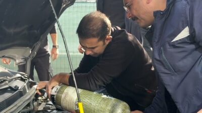 Aksaray’da, bir otomobilin motor kısmına giren ve çıkmayan kedi, itfaiye