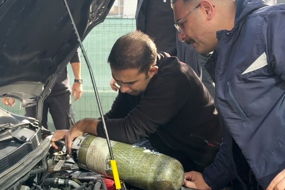Aksaray’da, bir otomobilin motor kısmına giren ve çıkmayan kedi, itfaiye