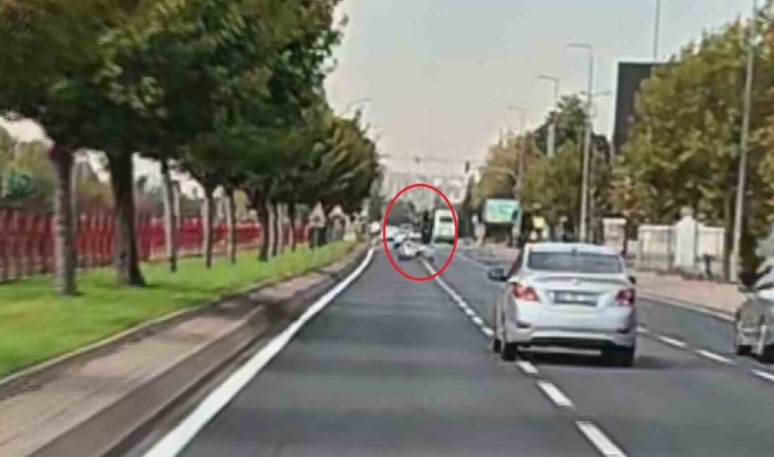 Kayseri’nin Melikgazi ilçesinde otomobille çarpışan motosiklet sürücüsü havaya savruldu. Kazada