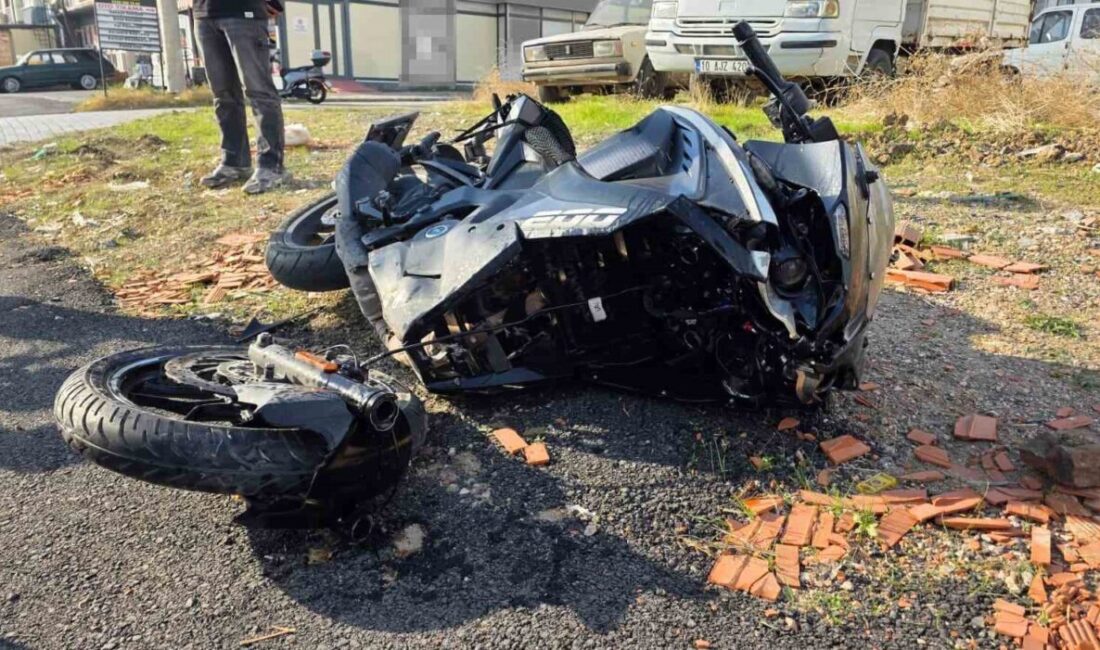 Balıkesir’in Bandırma ilçesinde meydana gelen trafik kazasında otomobil ile motosiklet