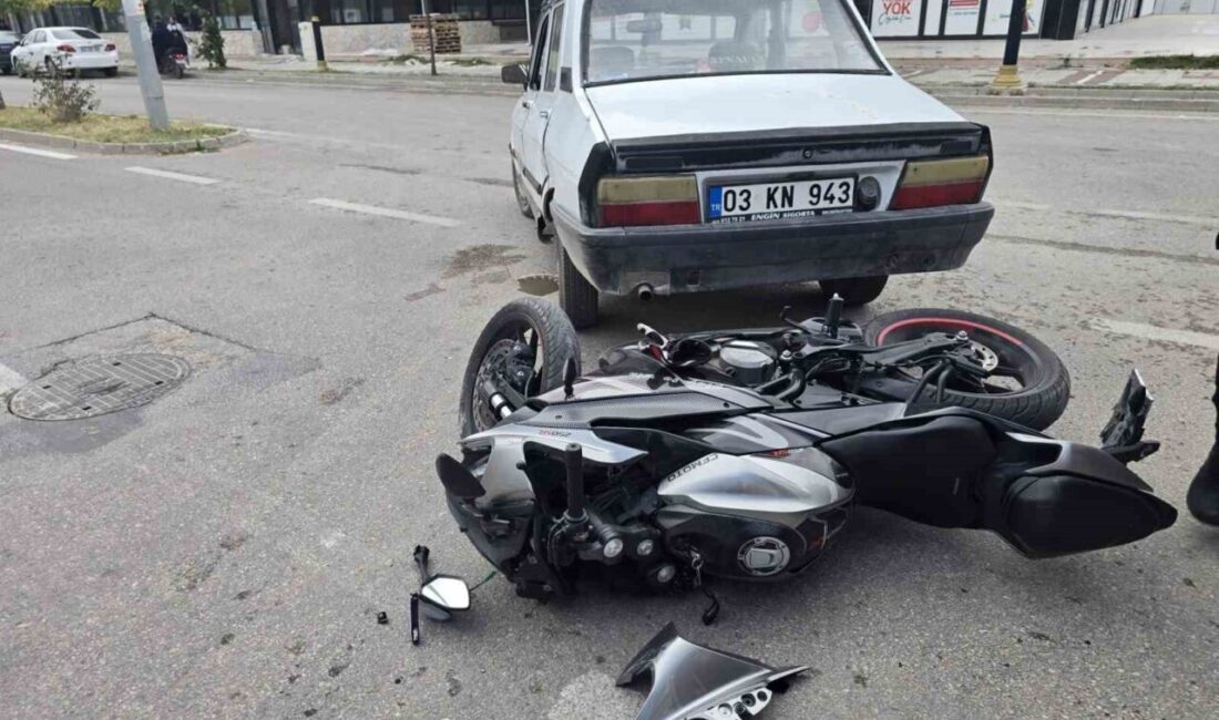 Afyonkarahisar’da bir trafik kazasında motosiklet sürücüsü otomobil ile çarpışarak yaralandı.