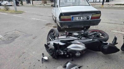 Afyonkarahisar’da bir trafik kazasında motosiklet sürücüsü otomobil ile çarpışarak yaralandı.