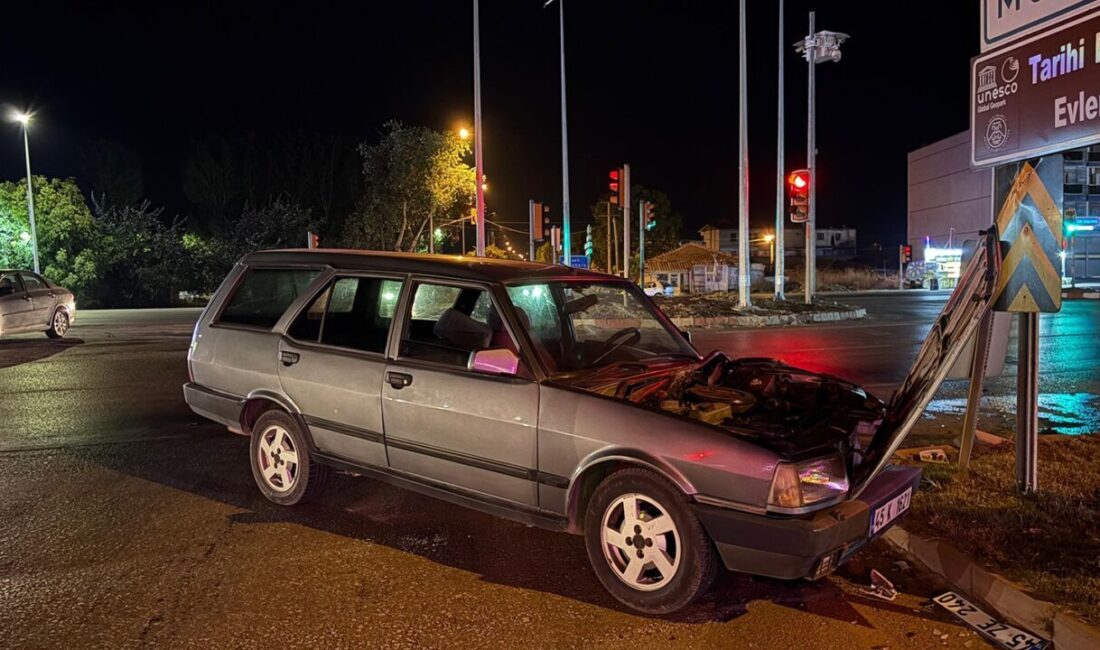 Manisa’nın Kula ilçesinde meydana gelen trafik kazasında, iki aracın kavşakta