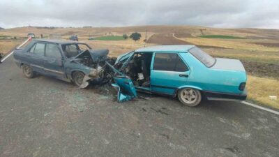 Afyonkarahisar’da meydana gelen trafik kazasında iki otomobilin çarpışması sonucu 5